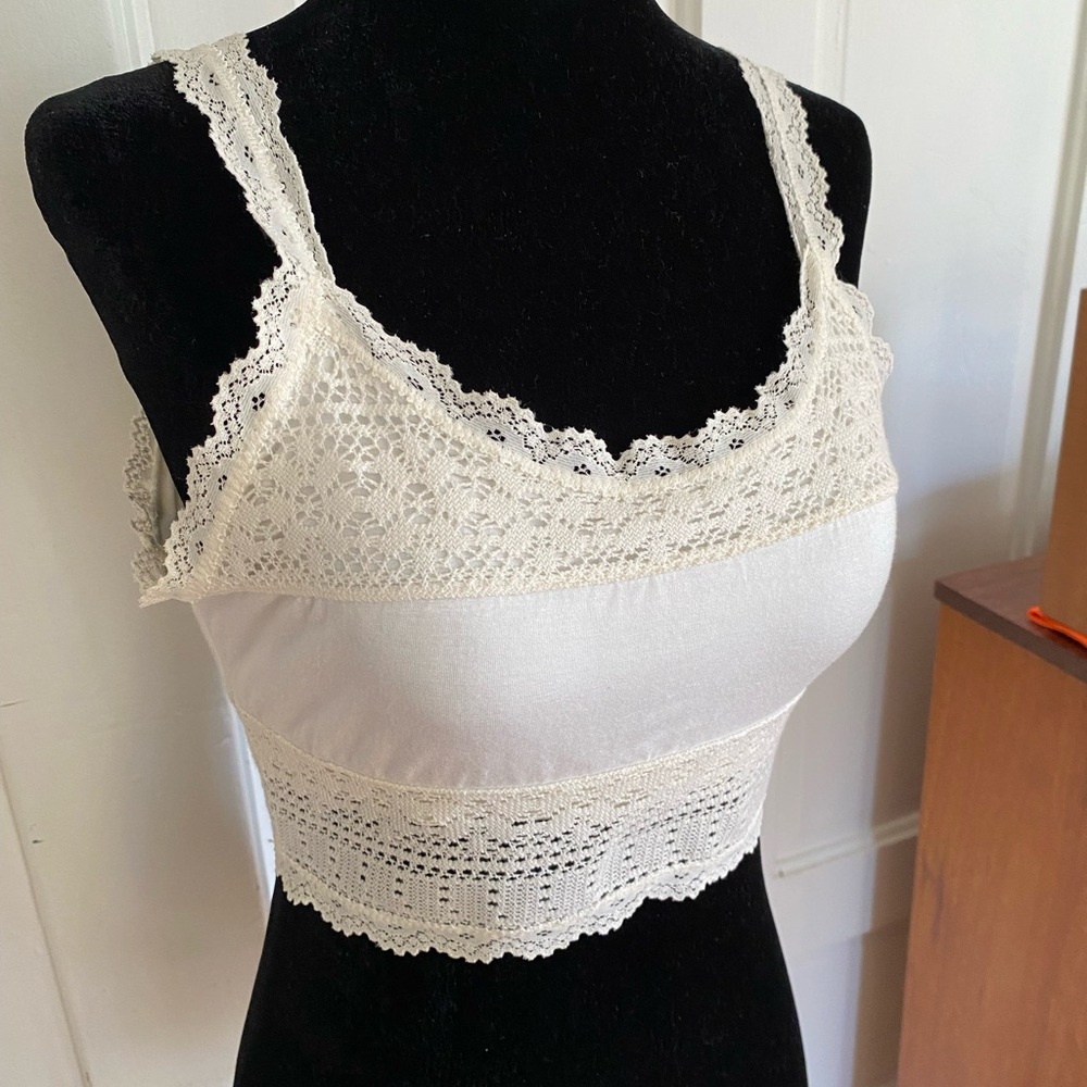 Urban Outfitters Lace Trimmed White Bralette Crop Top. Size M.